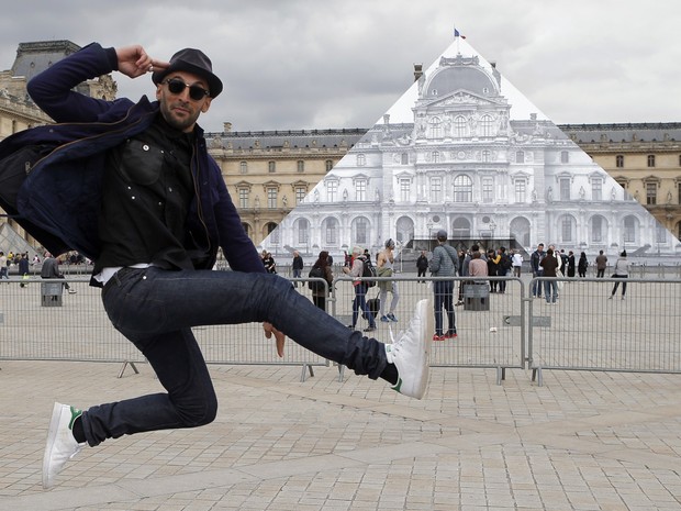 aptopix france disappearing pyramid francois mori ap 21722